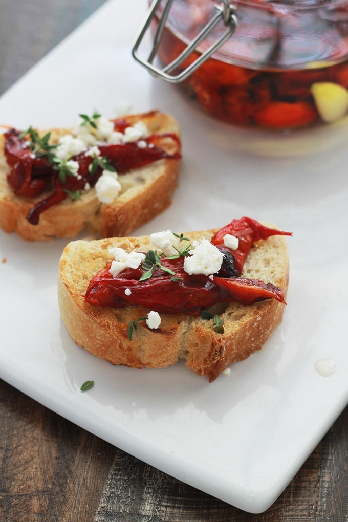 Les poivrons rouges confits à l'huile d'olive sont faciles à faire. Ils sont d'abord grillés au four, épluchés puis marinés dans de l'huile d'olive avec de l'ail, des épices et des herbes aromatiques. 