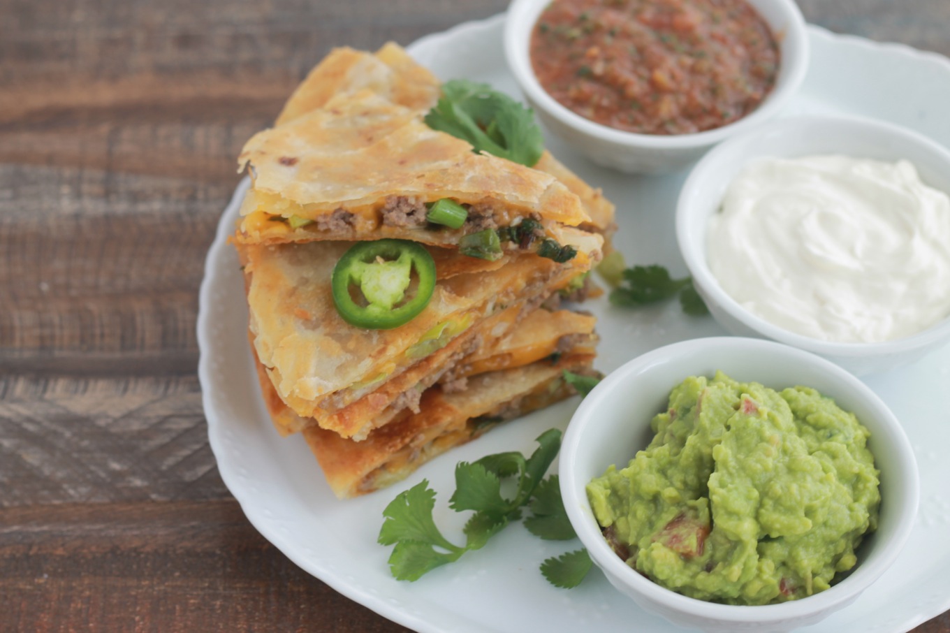 Ces quesadillas au boeuf font un plat succulent, rapide et pas cher. Tortilla, fromage râpé, boeuf haché, oignons, coriandre et avocat. / cuisineculinaire.com