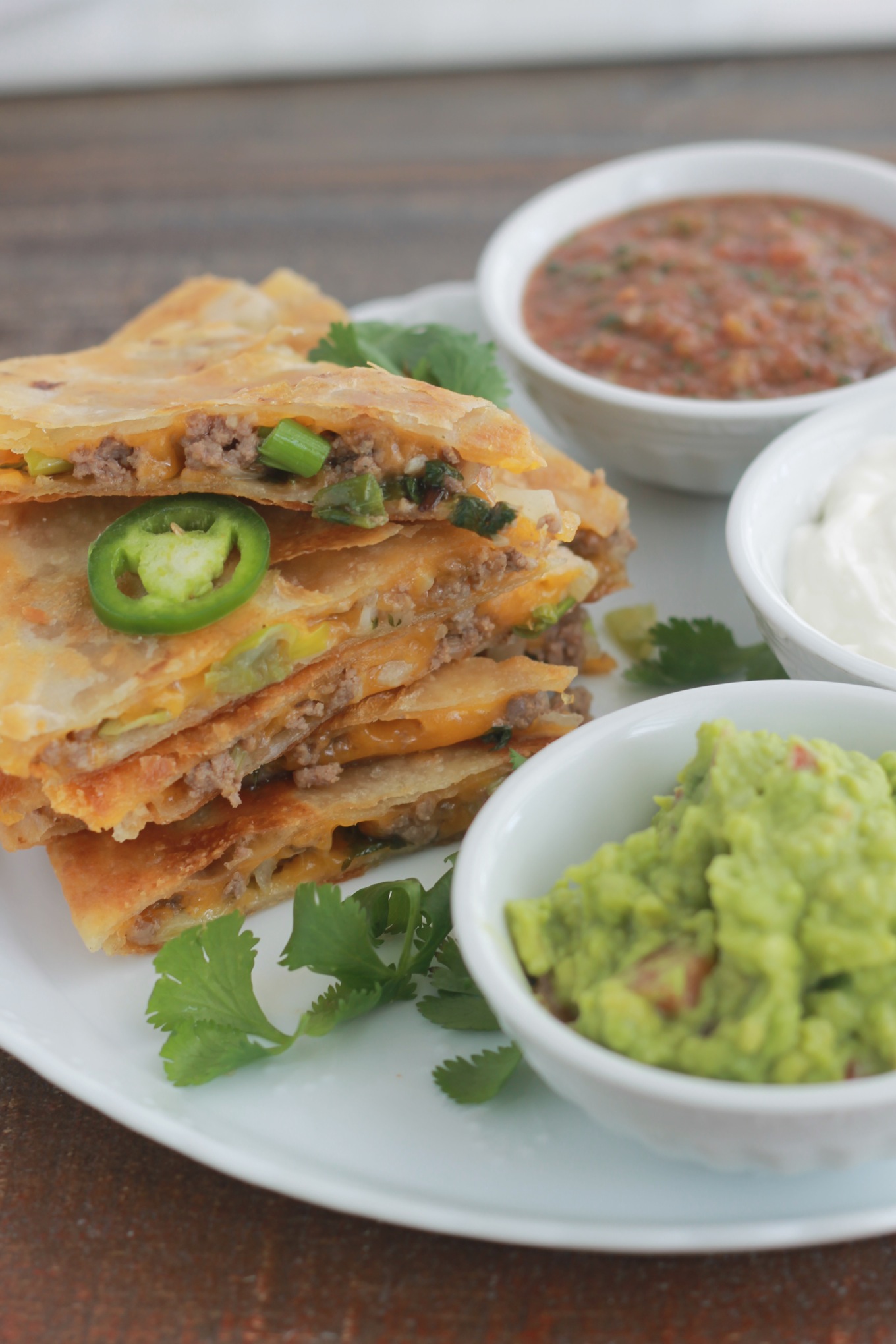 Ces quesadillas au boeuf font un plat succulent, rapide et pas cher. Tortilla, fromage râpé, boeuf haché, oignons, coriandre et avocat. / cuisineculinaire.com