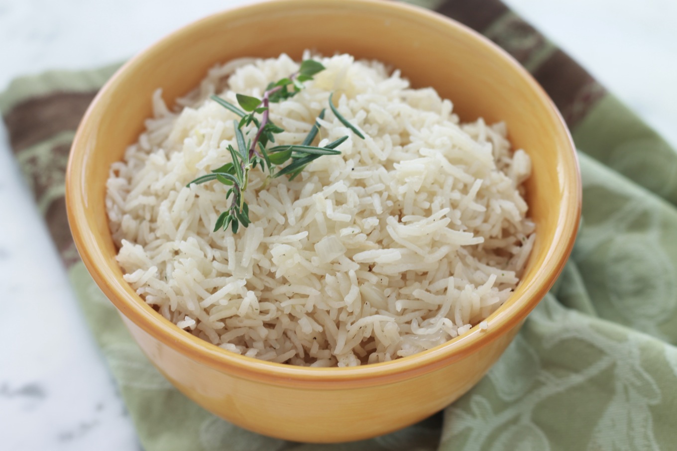 Riz pilaf, un accompagnement savoureux pour viandes et poissons. Très facile, rapide, avec des ingrédients basiques : riz, oignon, huile, bouillon, épices/herbes aromatiques. / cuisineculinaire.com