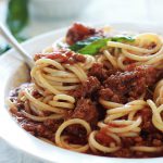 Les spaghetti bolognaise, ou spaghetti sauce bolognaise, un plat facile, rapide et économique. Un plat très savoureux apprécié des petits et des grands.
