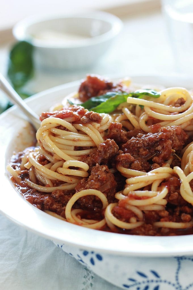 Les spaghetti bolognaise, ou spaghetti sauce bolognaise, un plat facile, rapide et économique. Un plat très savoureux apprécié des petits et des grands.