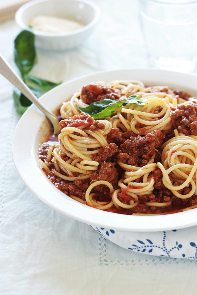 Les spaghetti bolognaise, ou spaghetti sauce bolognaise, un plat facile, rapide et économique. Un plat très savoureux apprécié des petits et des grands.