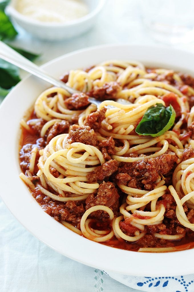 Les spaghetti bolognaise, ou spaghetti sauce bolognaise, un plat facile, rapide et économique. Un plat très savoureux apprécié des petits et des grands.