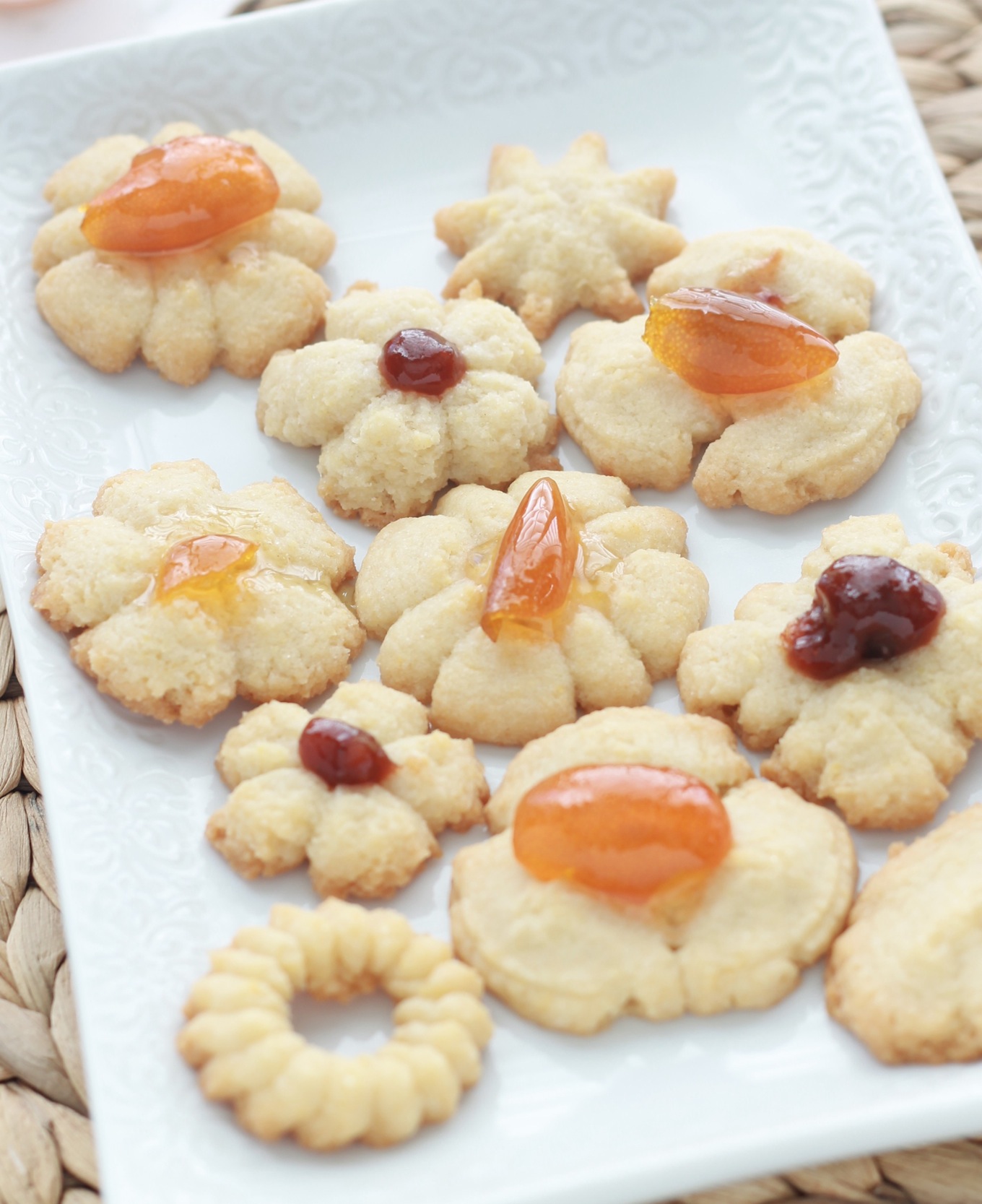 Spritz classiques ou biscuits secs au beurre, délicieux, faciles à faire et parfaits pour Noël. Se conservent très bien pendant plusieurs mois dans une boîte métallique. / cuisineculinaire.com