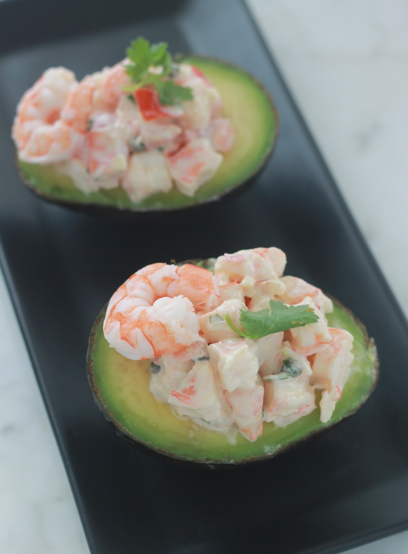 Ces avocats farcis aux crevettes font une délicieuse entrée saine, facile et rapide à préparer. / cuisineculinaire.com