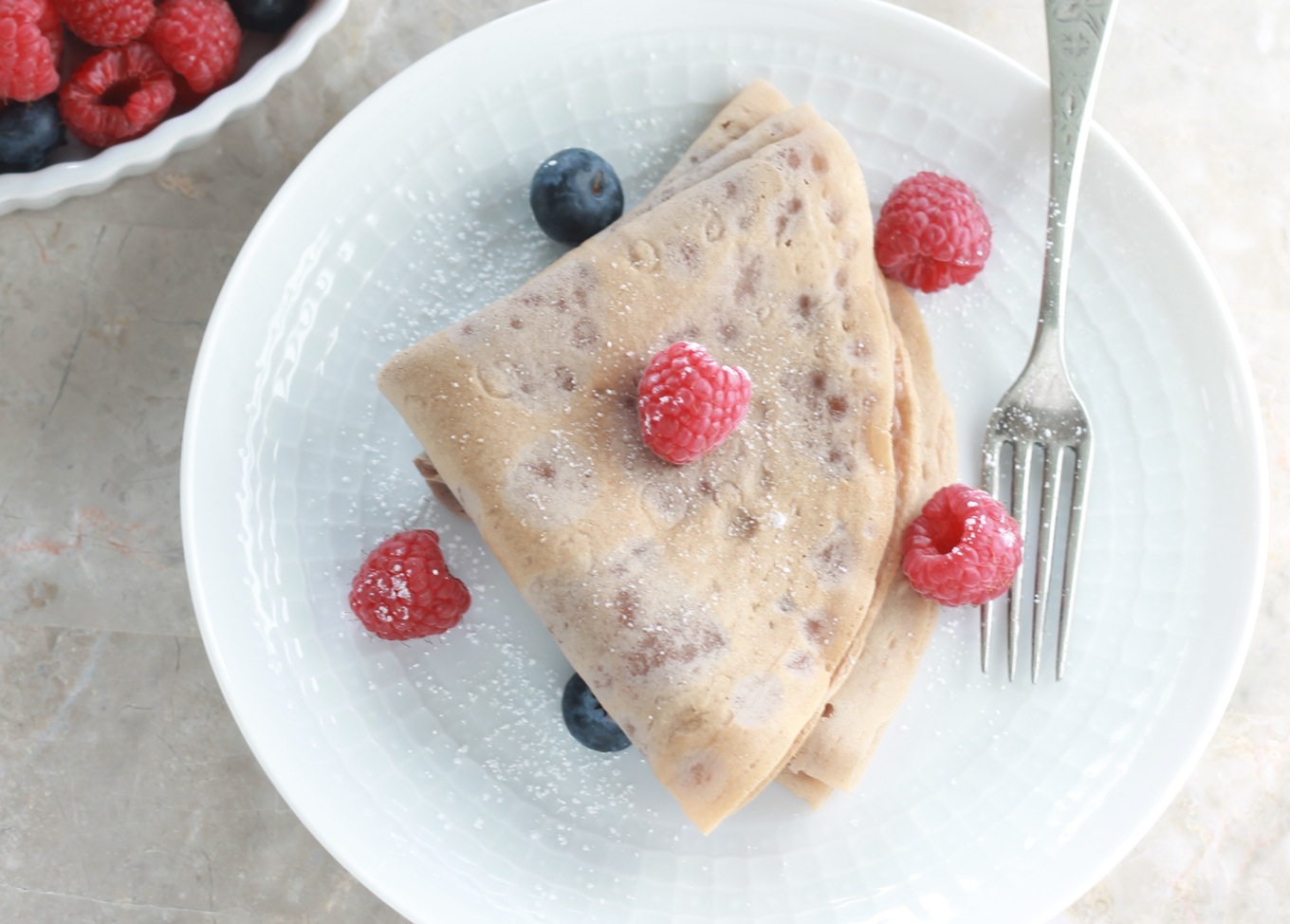 Voici des crêpes au cacao pour changer des crêpes natures. A déguster au petit-déjeuner ou au goûter. Et pourquoi pas en dessert sous forme d'aumonières? / cuisineculinaire.com