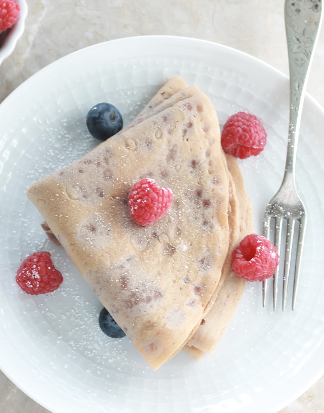 Voici des crêpes au cacao pour changer des crêpes natures. A déguster au petit-déjeuner ou au goûter. Et pourquoi pas en dessert sous forme d'aumonières? /cuisineculinaire.com