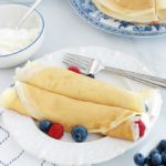 Cette recette de crêpes est très facile et rapide. La pâte est sans repos et inratable. Fini le problème de grumeaux, on met tout dans le blender et on mixe rapidement. A défaut de blender, un bocal ou un contenant hermétique genre tupperware. Les proportions des ingrédients sont parfaites, les crêpes sont savoureuses.