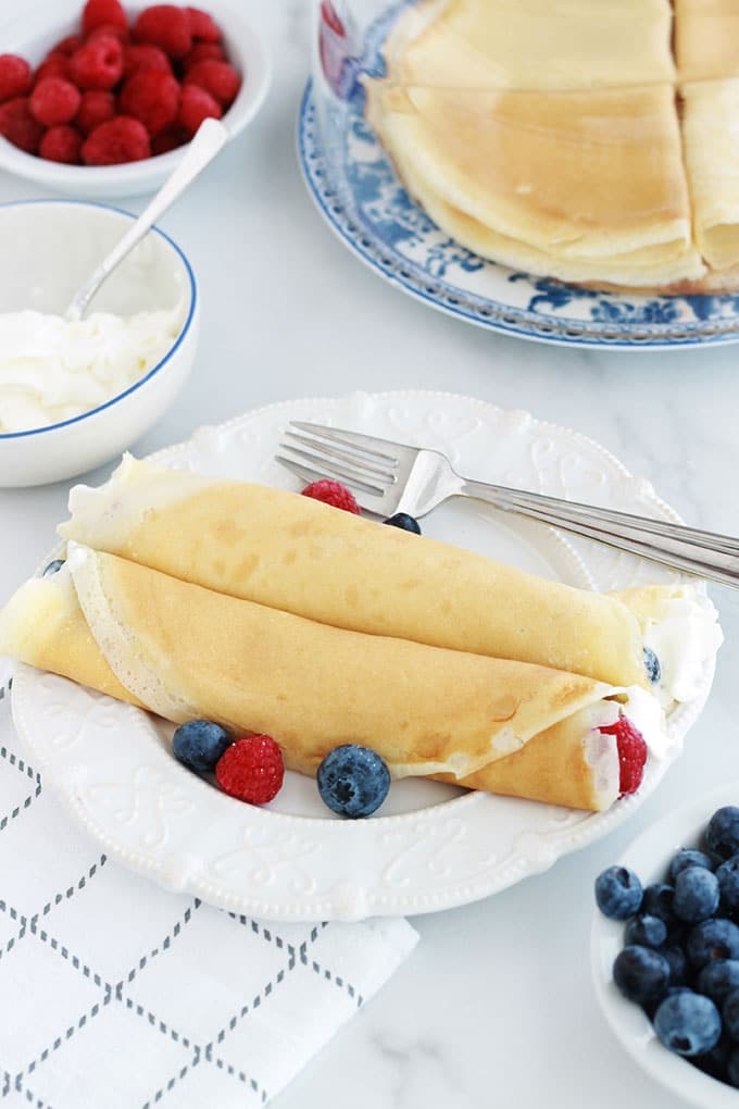 Cette recette de crêpes est très facile et rapide. La pâte est sans repos et inratable. Fini le problème de grumeaux, on met tout dans le blender et on mixe rapidement. A défaut de blender, un bocal ou un contenant hermétique genre tupperware. Les proportions des ingrédients sont parfaites, les crêpes sont savoureuses.