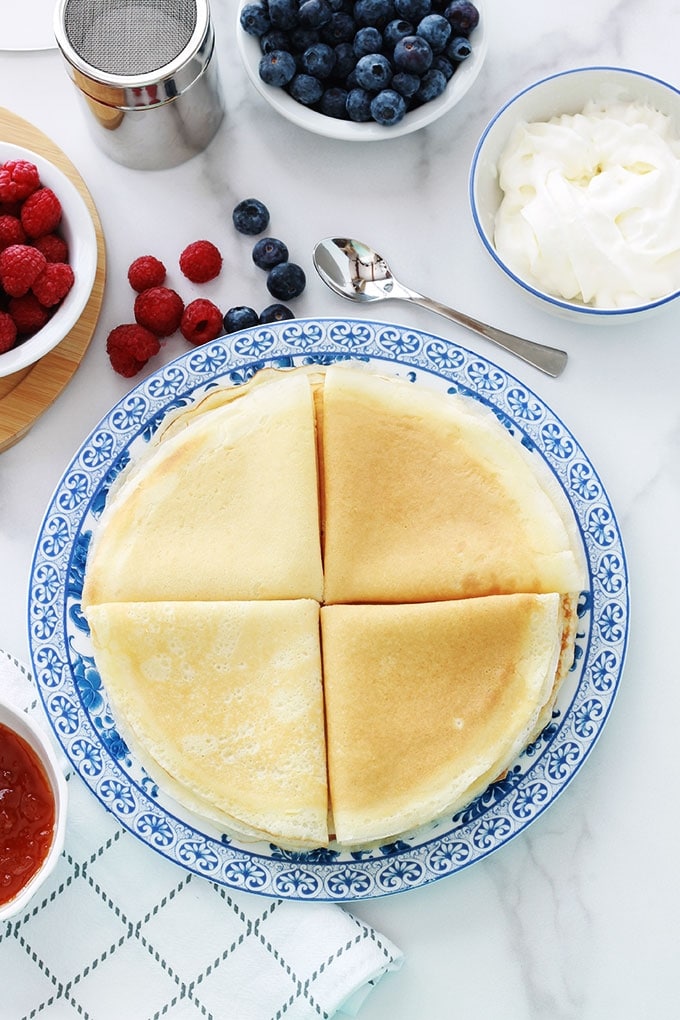 Cette recette de crêpes est très facile et rapide. La pâte est sans repos et inratable. Fini le problème de grumeaux, on met tout dans le blender et on mixe rapidement. A défaut de blender, un bocal ou un contenant hermétique genre tupperware. Les proportions des ingrédients sont parfaites, les crêpes sont savoureuses.