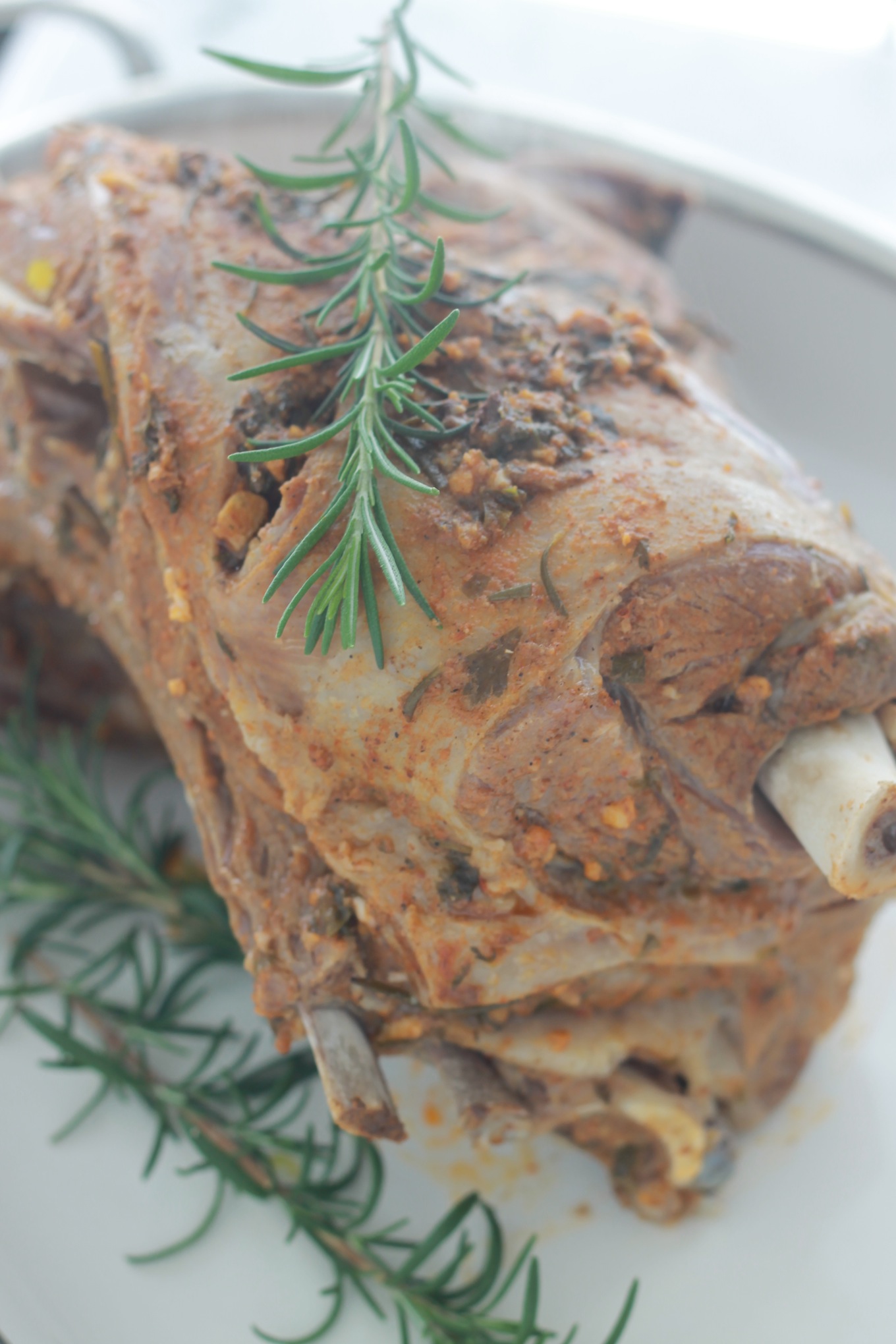 Epaule d'agneau à la vapeur, un classique de la cuisine nord-africaine. La viande est marinée dans de l'ail et des épices puis cuite à la vapeur. Très parfumé et super facile à faire./cuisineculinaire.com