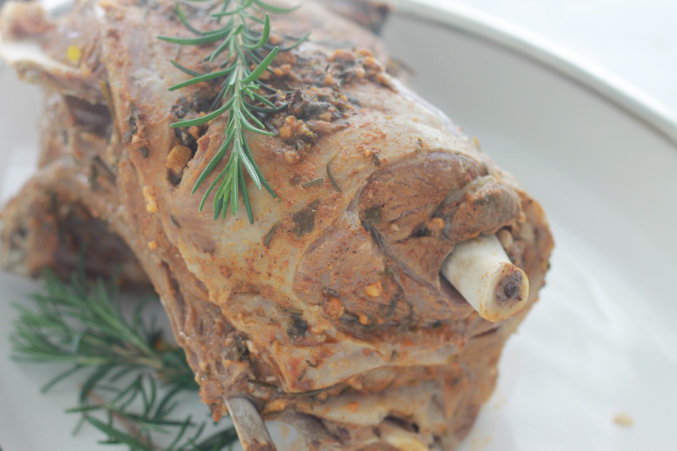 Epaule d'agneau à la vapeur, un classique de la cuisine nord-africaine. La viande est marinée dans de l'ail et des épices puis cuite à la vapeur. Très parfumé et super facile à faire./cuisineculinaire.com