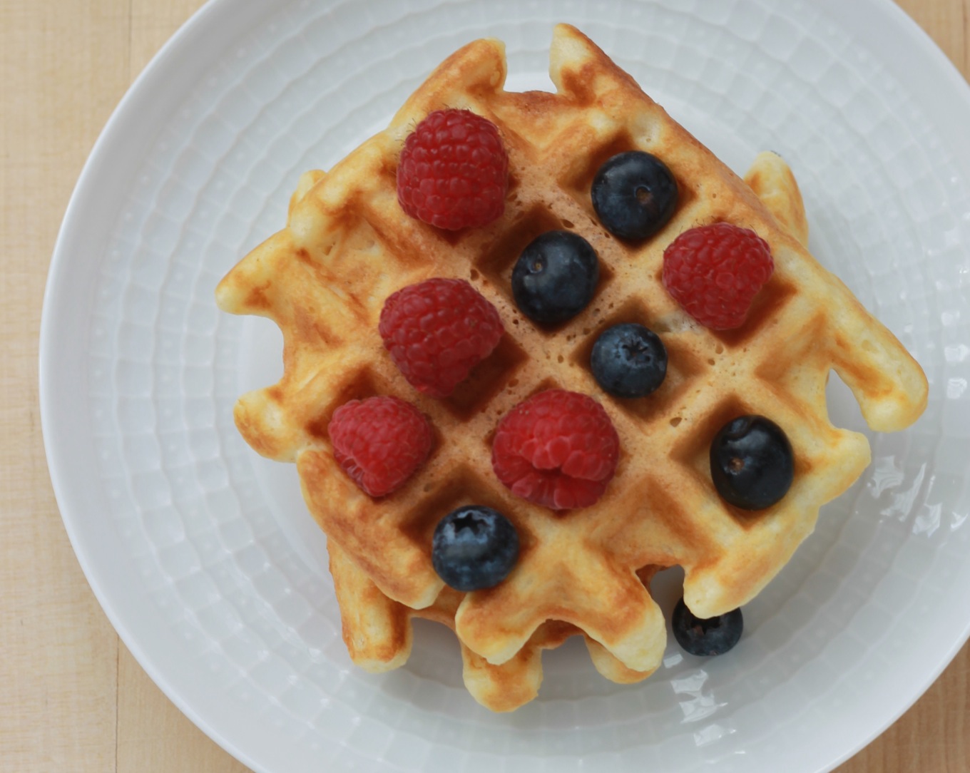 Faire des gaufres maison est un jeu d'enfant. Les gaufres sont appréciées de tous au petit-déjeuner, goûter et en dessert. / cuisineculinaire.com