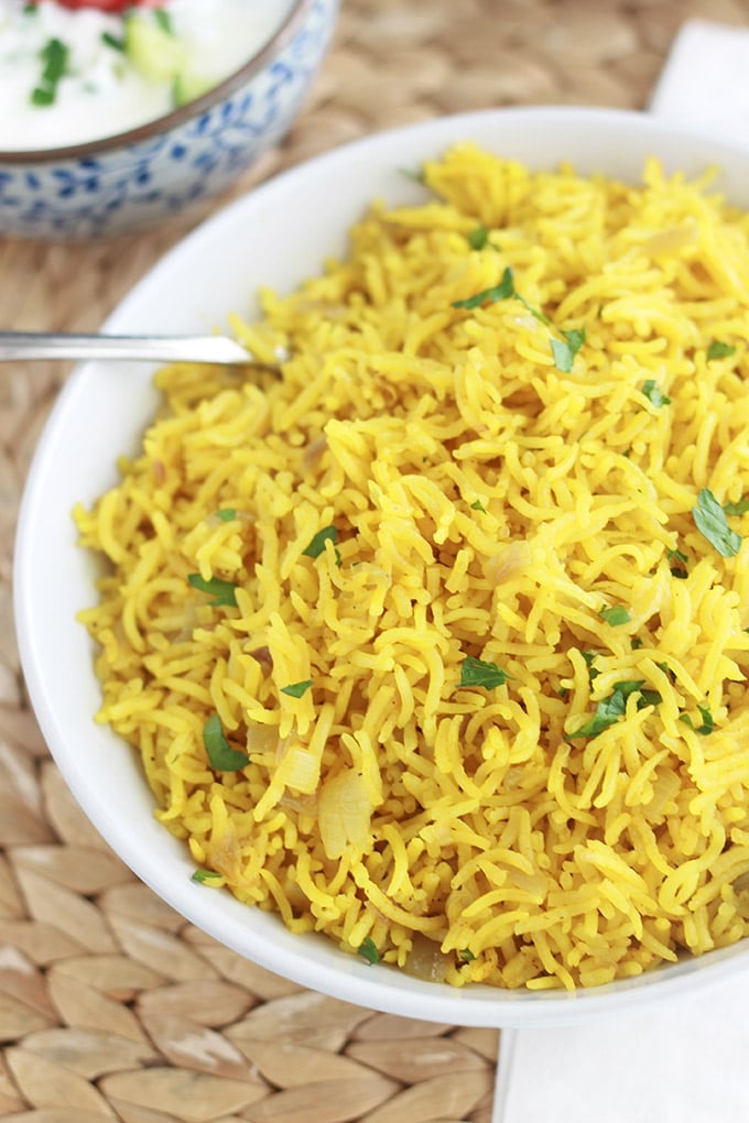 Riz pilaf au curcuma est plein de saveurs. C'est un délicieux plat d'accompagnement pour viandes et poissons. Facile à faire et prêt en 25 minutes! C'est bon aussi accompagné d'une sauce raita indienne (sauce au yaourt).