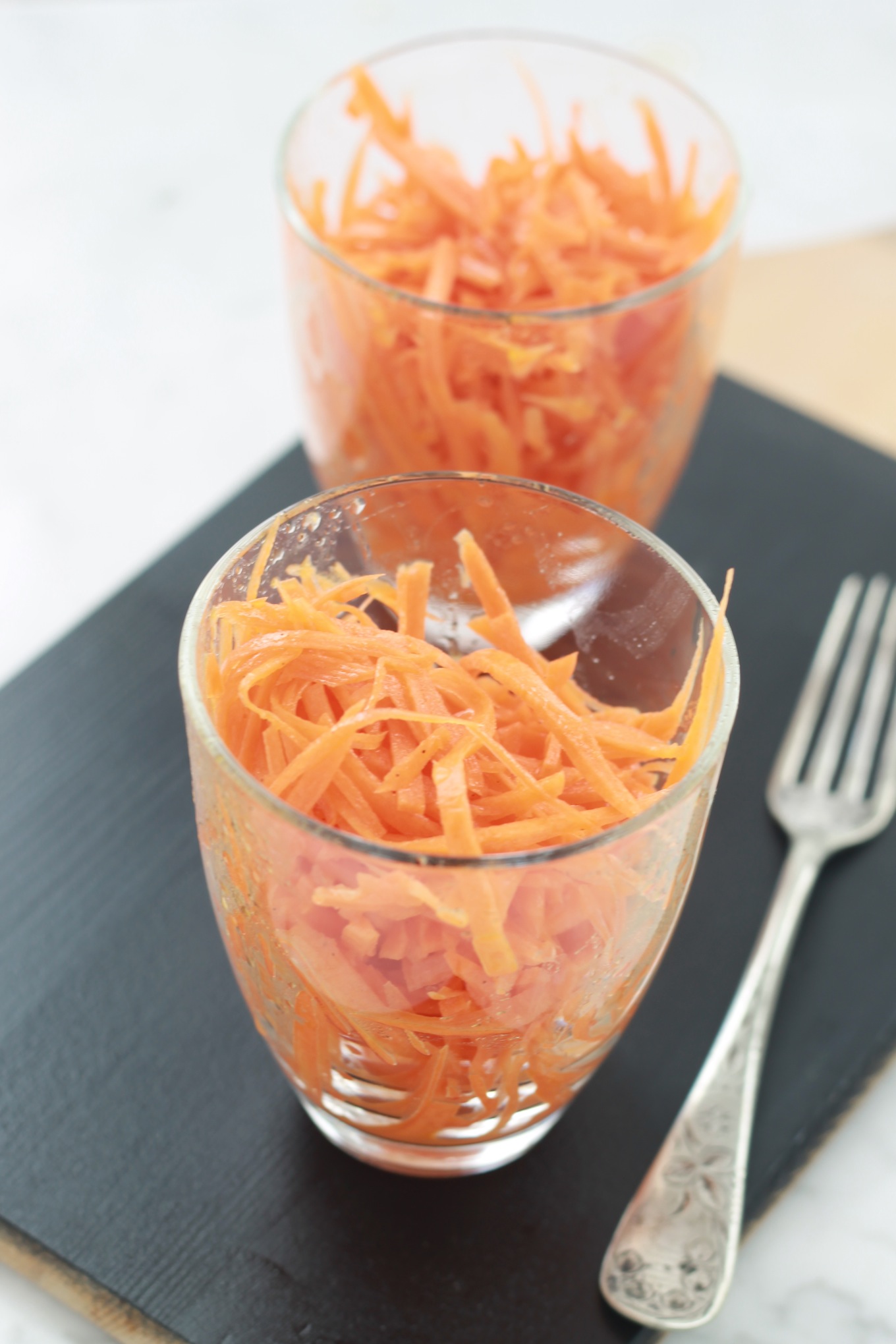 La salade de carottes râpées classique, croquante et rafraîchissante. Avec une vinaigrette à l'huile d'olive et citron, elle est pleine de vitamines. Et ça donne bonne mine! / cuisineculinaire.com