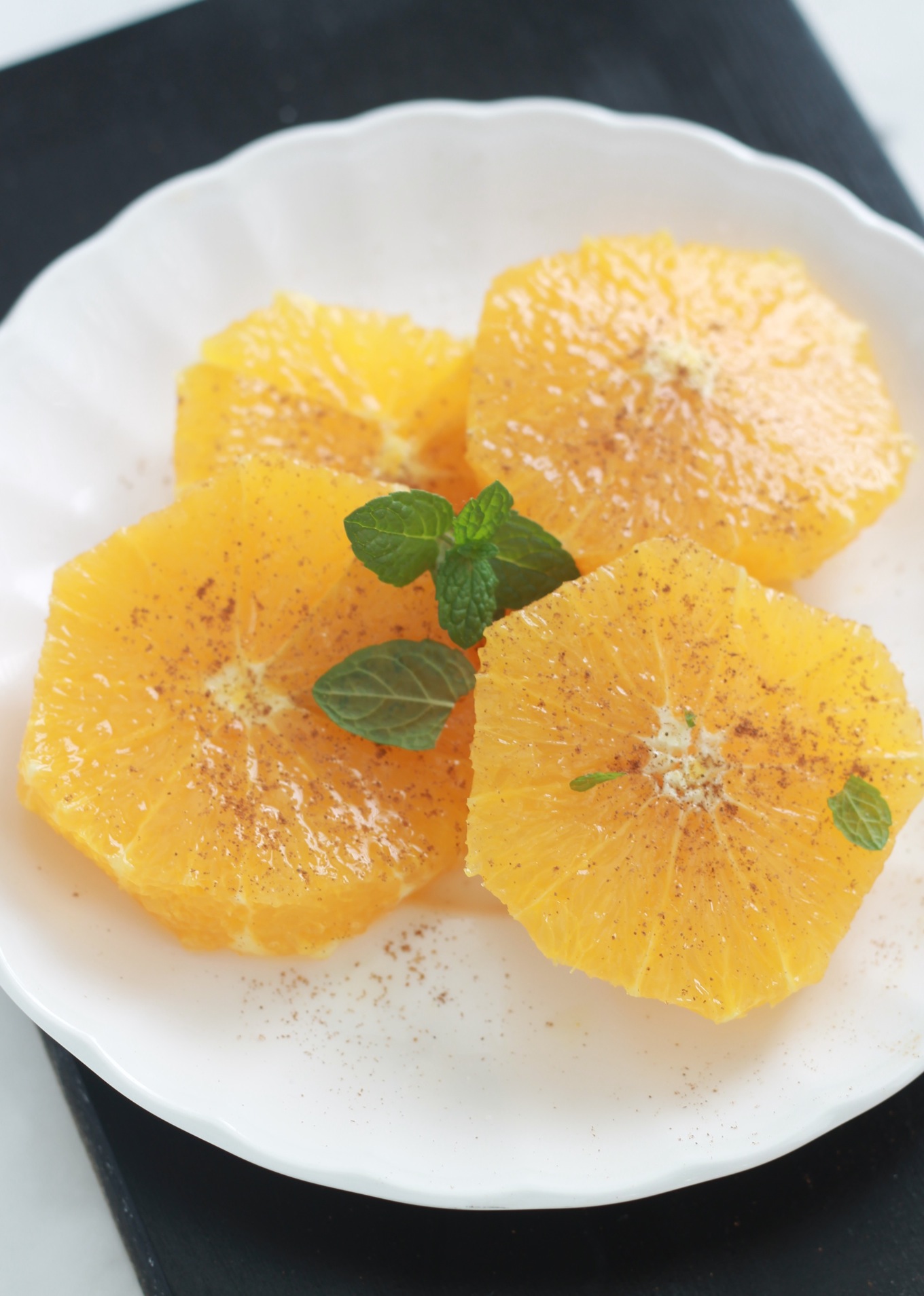 Salade d'oranges agréablement parfumée à l'eau de fleur d'oranger et à la cannelle. Elle est rafraîchissante, simple et facile à faire. Vous pouvez aussi la décorer avec des fruits secs selon vos goûts.| CuisineCulinaire.com