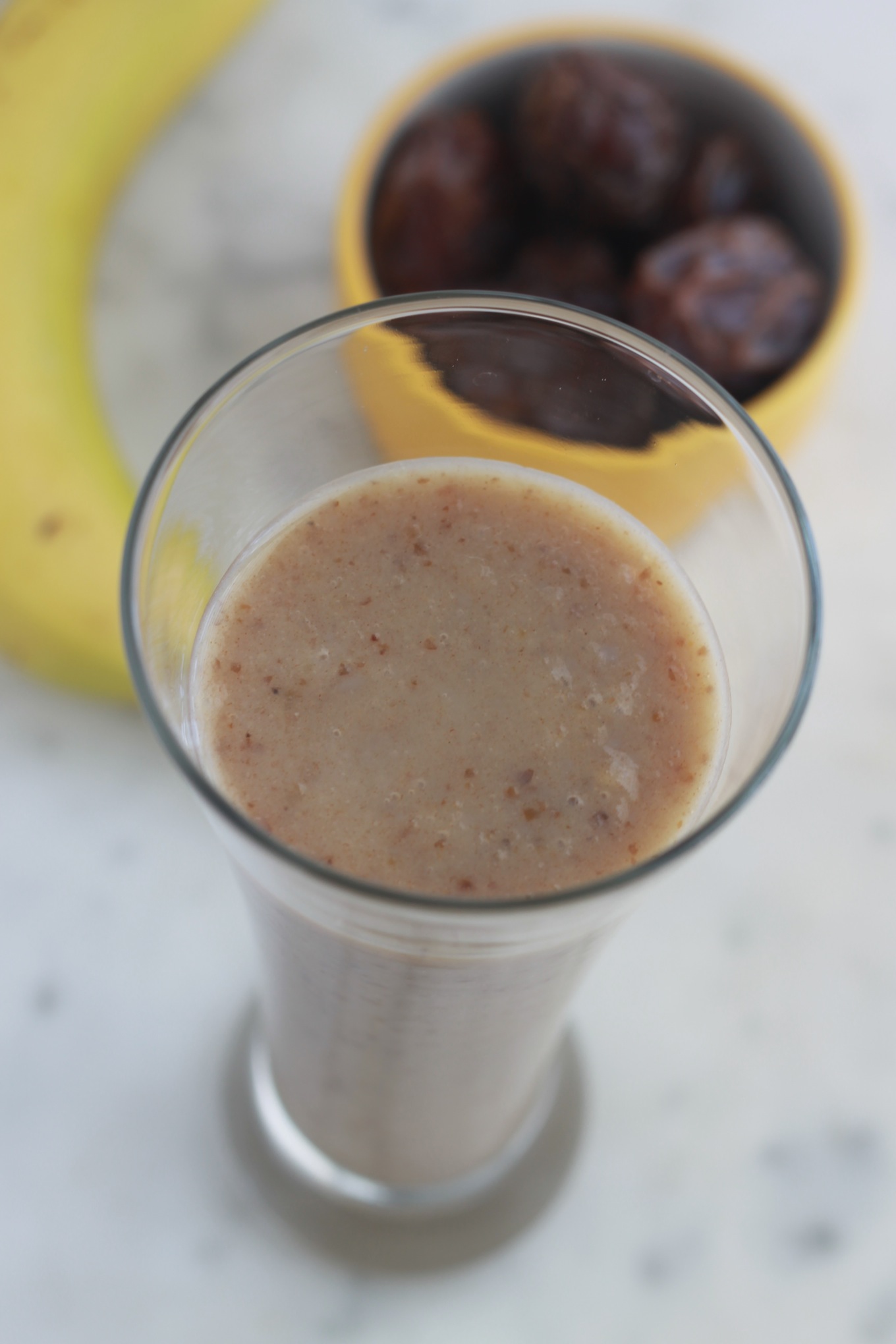 Délicieuse smoothie aux dattes et banane, rafraîchissante, nutritive et énergétique! Elle est agréablement parfumée à la vanille. Parfaite pour le petit déjeuner ou le goûter. | CuisineCulinaire.com