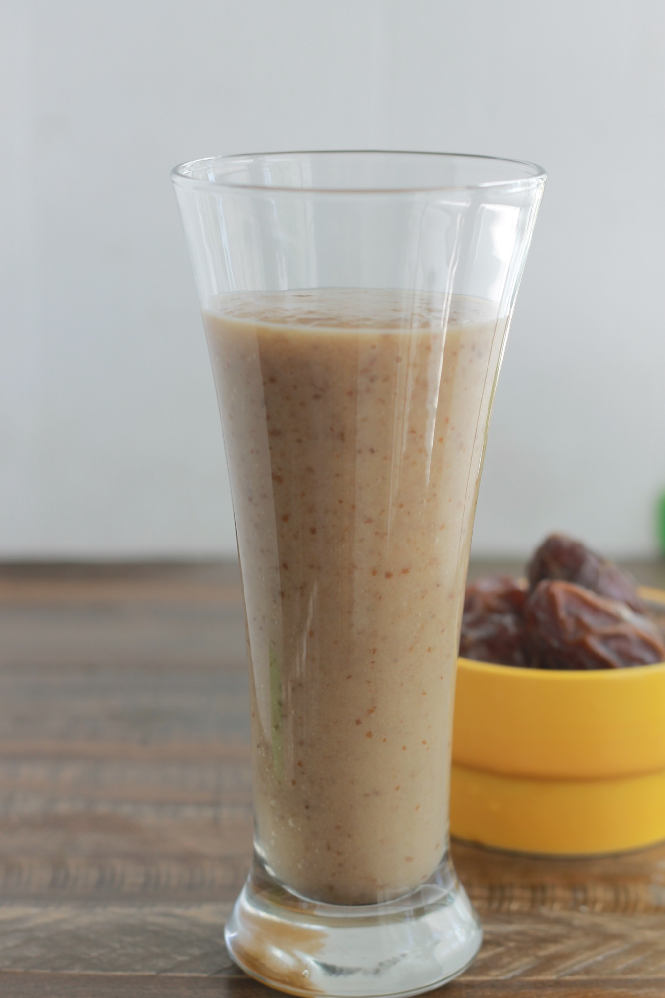 Délicieuse smoothie aux dattes et banane, rafraîchissante, nutritive et énergétique! Elle est agréablement parfumée à la vanille. Parfaite pour le petit déjeuner ou le goûter. | CuisineCulinaire.com