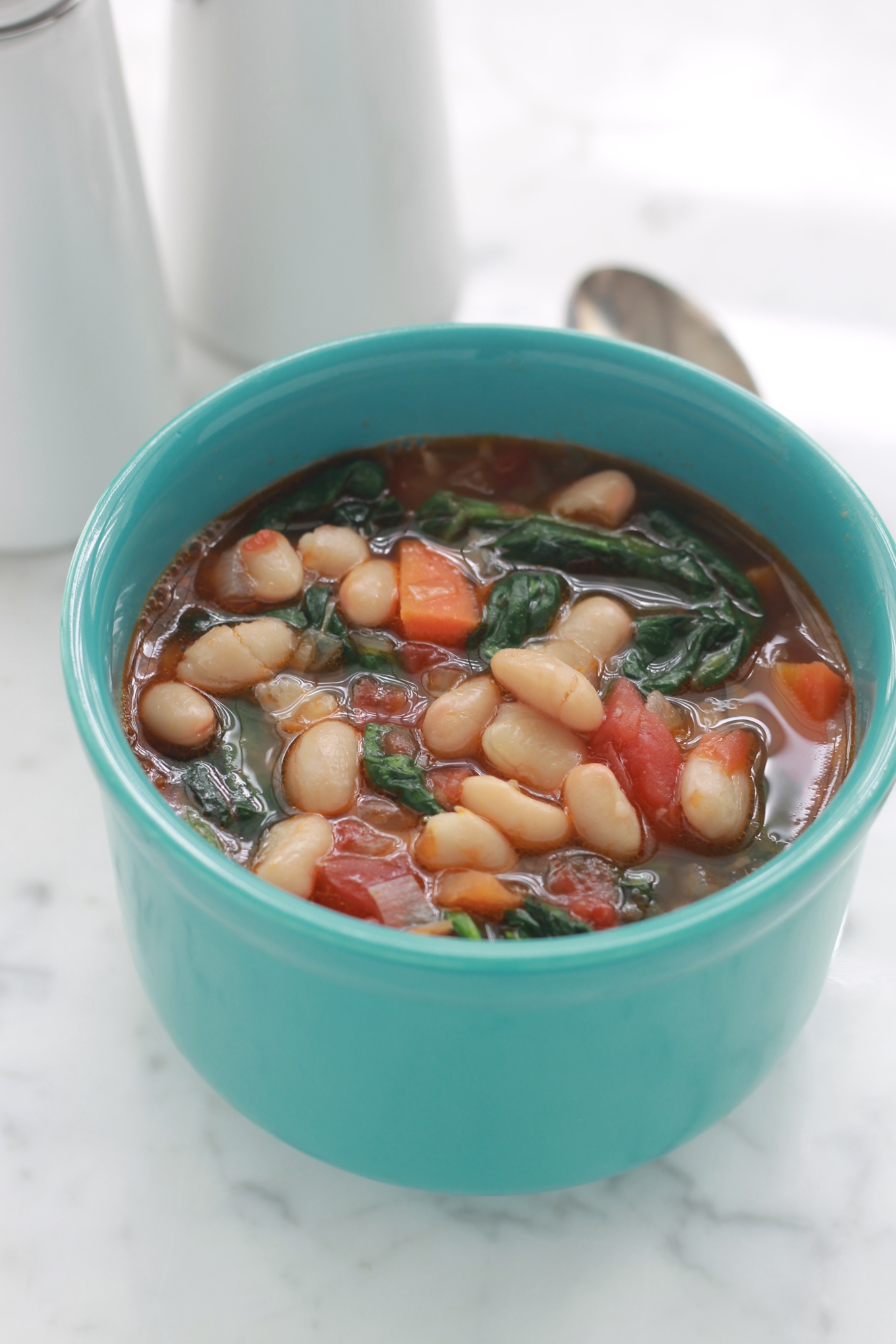 Cette soupe aux haricots blancs et épinards très facile, rapide et rassassiante. De plus, l'association haricots blancs et épinards est excellente pour la santé. / CuisineCulinaire.com