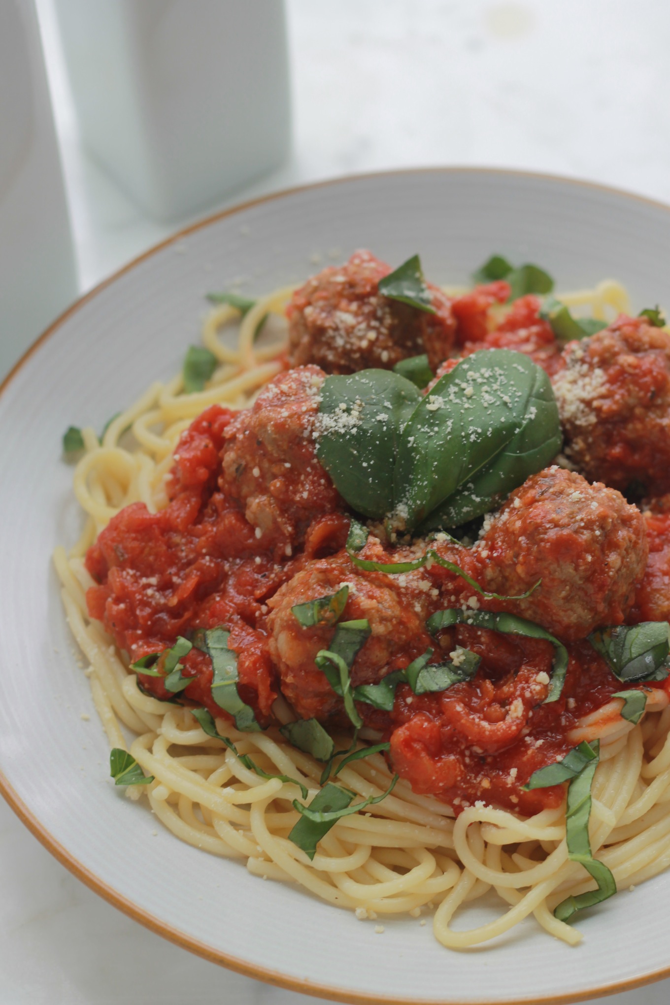 Voici un plat délicieux, facile et rapide à faire : des spaghetti aux boulettes de viande dans une sauce tomate. C'est un plat apprécié de tout le monde, particulièrement les enfants. /cuisineculinaire.com