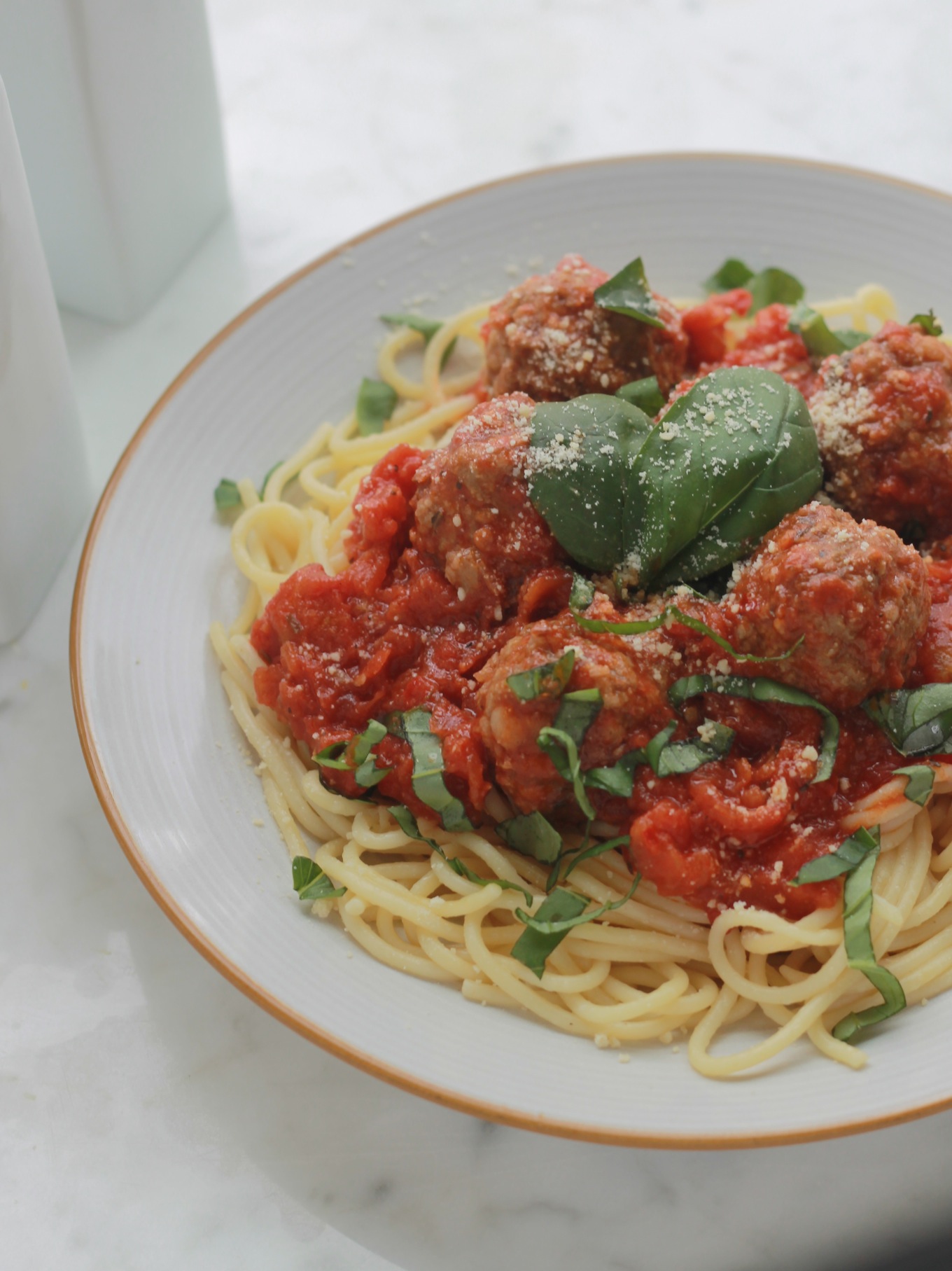 Recette des spaghetti meatballs ou boulettes de viande moelleuses en sauce  tomate 