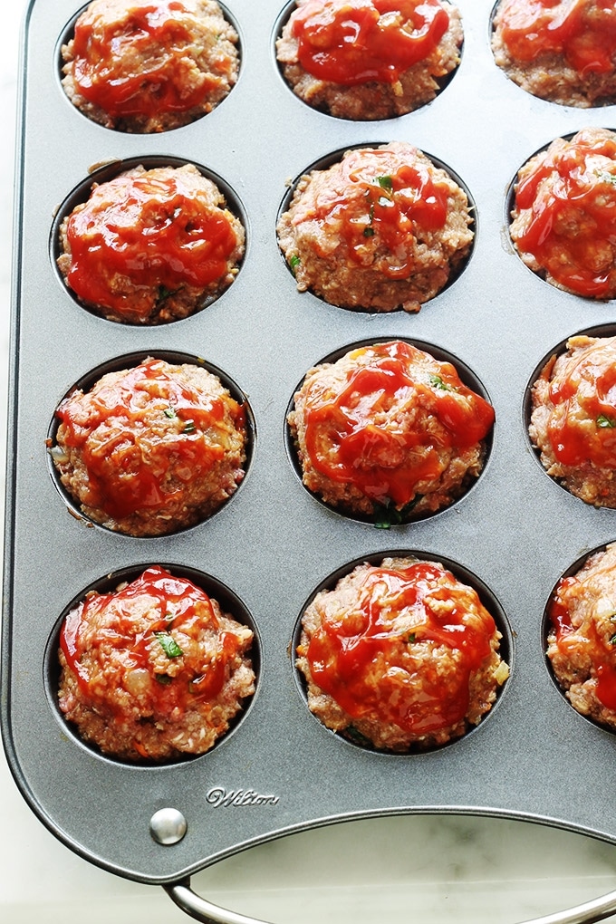 Mini pains de viande hachée aux légumes moelleux et juteux. Très faciles et rapides à faire. Ils sont cuits au four dans un moule à muffins. Un régal avec des pommes de terre (en purée ou autre) et une sauce d’accompagnement (ketchup, sauce tomate, sauce aux champignons …)