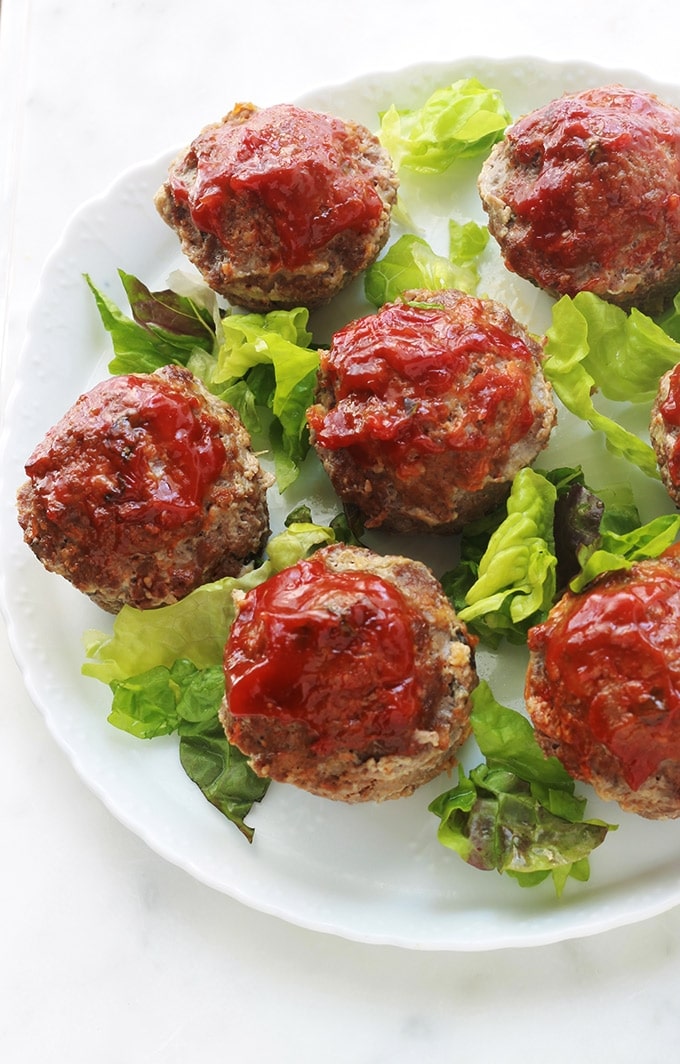 Mini pains de viande hachée aux légumes moelleux et juteux. Très faciles et rapides à faire. Ils sont cuits au four dans un moule à muffins. Un régal avec des pommes de terre (en purée ou autre) et une sauce d’accompagnement (ketchup, sauce tomate, sauce aux champignons …)