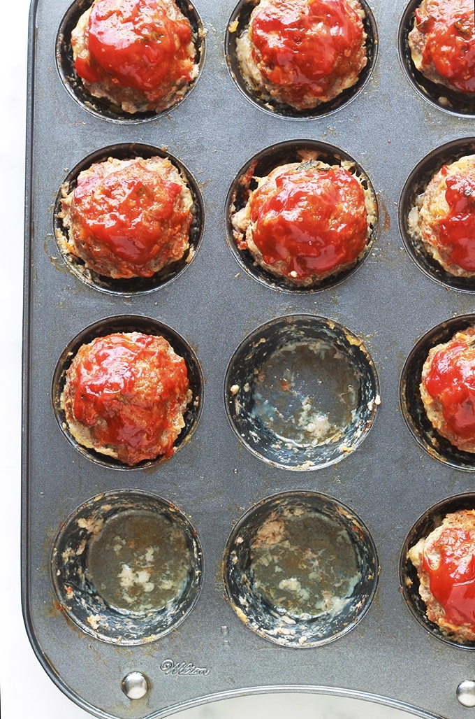 Mini pains de viande hachée aux légumes moelleux et juteux. Très faciles et rapides à faire. Ils sont cuits au four dans un moule à muffins. Un régal avec des pommes de terre (en purée ou autre) et une sauce d’accompagnement (ketchup, sauce tomate, sauce aux champignons …)