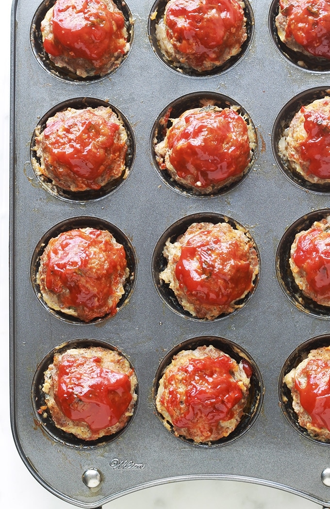 Mini pains de viande hachée aux légumes moelleux et juteux. Très faciles et rapides à faire. Ils sont cuits au four dans un moule à muffins. Un régal avec des pommes de terre (en purée ou autre) et une sauce d’accompagnement (ketchup, sauce tomate, sauce aux champignons …)