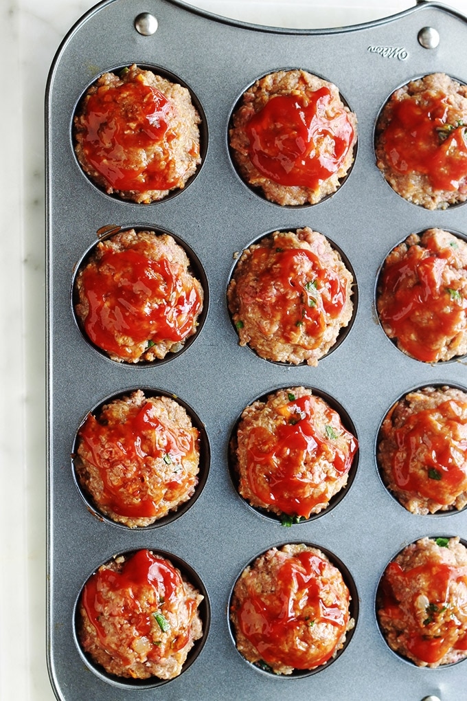 Mini pains de viande hachée aux légumes moelleux et juteux. Très faciles et rapides à faire. Ils sont cuits au four dans un moule à muffins. Un régal avec des pommes de terre (en purée ou autre) et une sauce d’accompagnement (ketchup, sauce tomate, sauce aux champignons …)