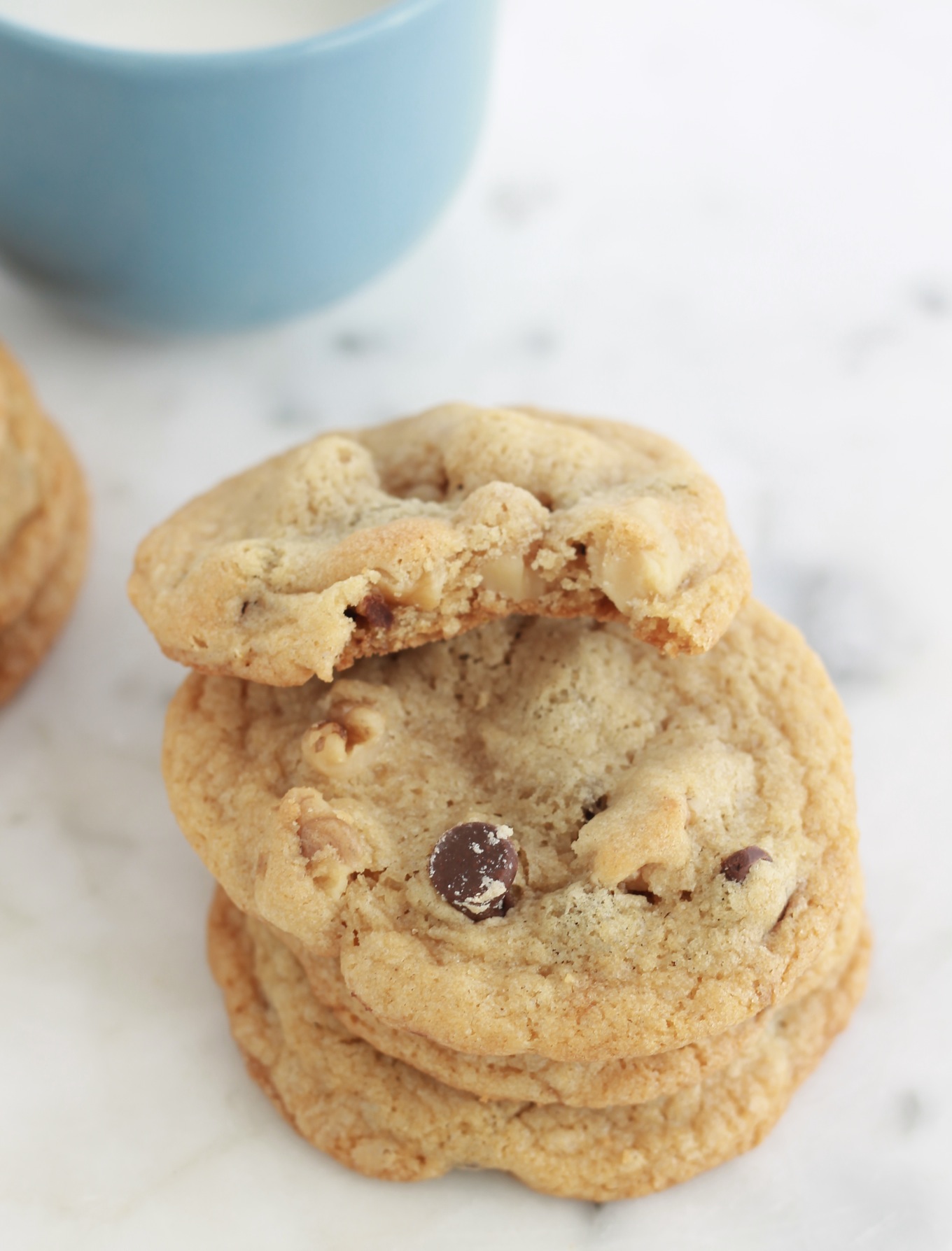 Cookies aux pépites de chocolat et noix. Très faciles à faire et à réussir. Ils sont superbes pour le goûter. Et vous pouvez préparer votre pâte jusqu'à 3 jours à l'avance, elle se garde bien au réfrigérateur./CuisineCulinaire.com