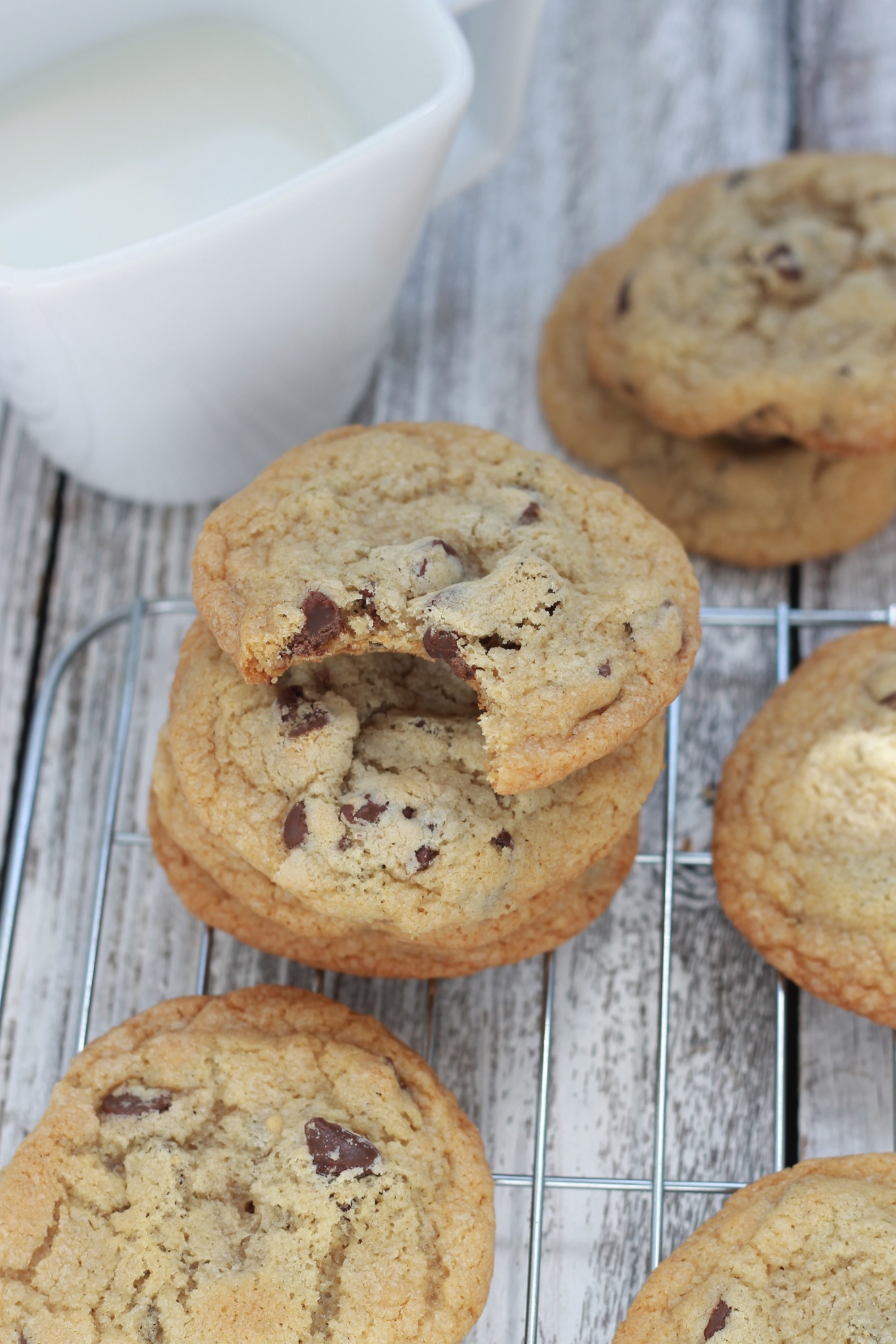 La vraie recette des cookies aux pépites de chocolat. Délicieux et très faciles à faire, ils sont parfaits pour le goûter. / CuisineCulinaire.com