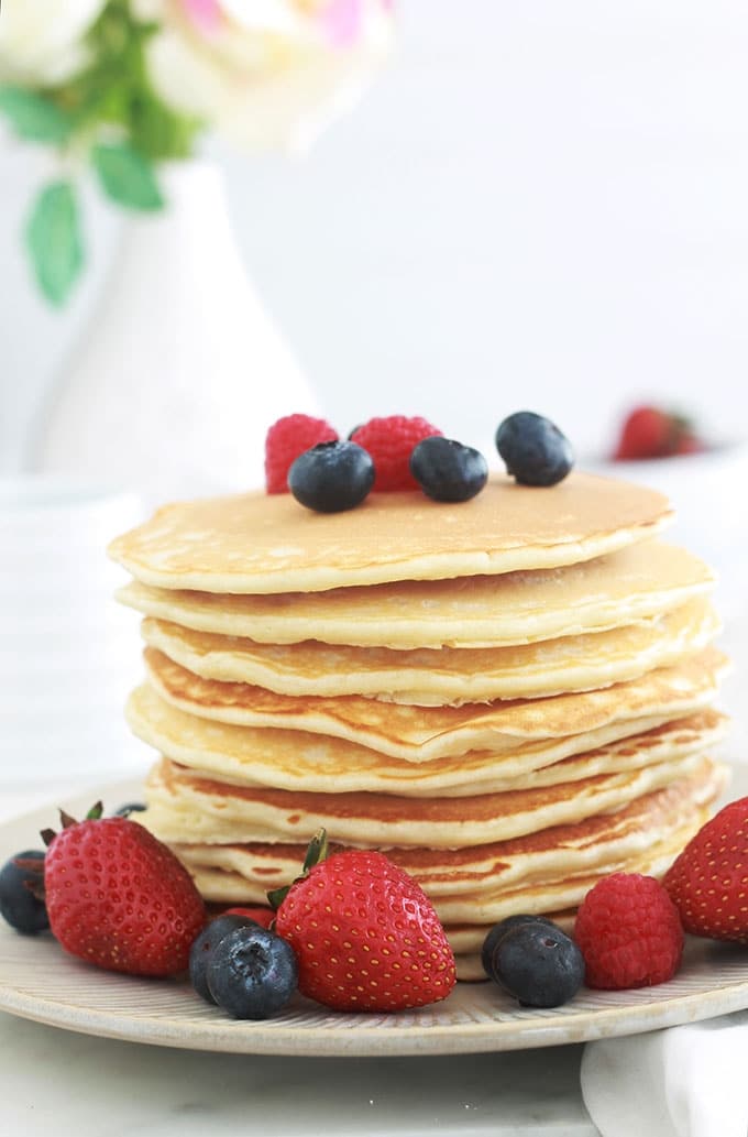 Recette de base des pancakes américains classiques (Américan pancakes). Ils sont moelleux et légers. La recette est très facile et rapide à faire, la pâte à pancakes étant sans repos. Pour varier, vous pouvez incorporer dans votre pâte des fruits, des noix, du chocolat, etc