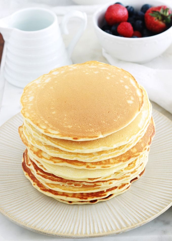 Recette de base des pancakes américains classiques (Américan pancakes). Ils sont moelleux et légers. La recette est très facile et rapide à faire, la pâte à pancakes étant sans repos. Pour varier, vous pouvez incorporer dans votre pâte des fruits, des noix, du chocolat, etc