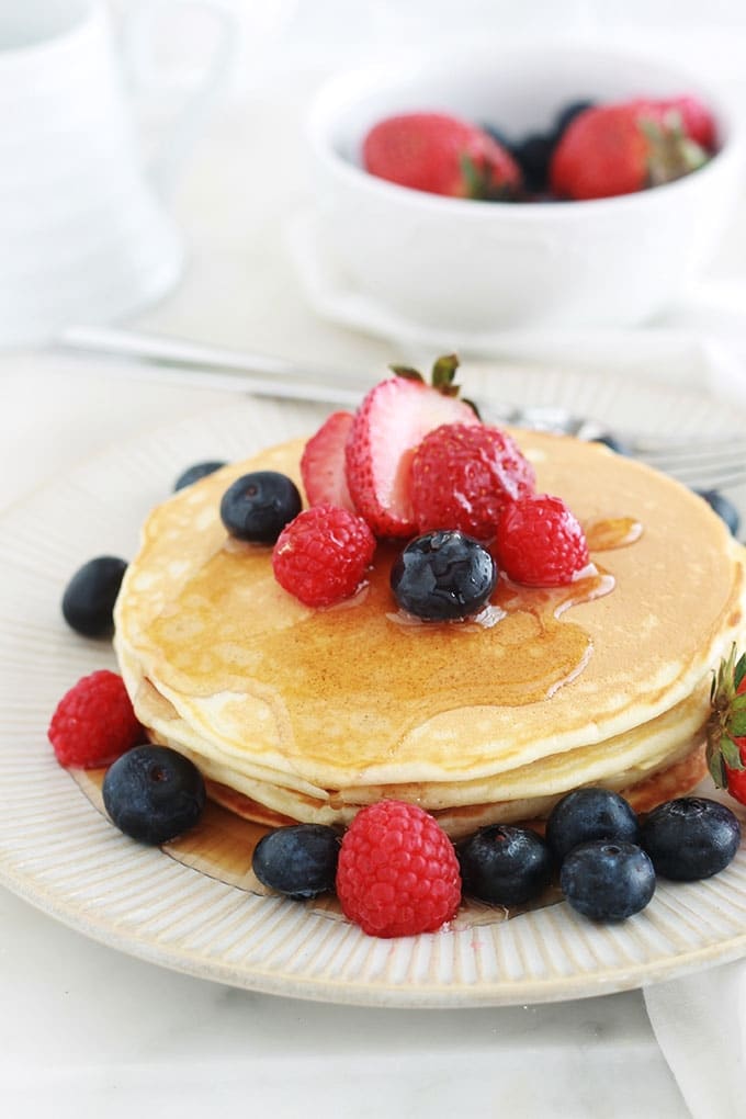 Recette de base des pancakes américains classiques (Américan pancakes). Ils sont moelleux et légers. La recette est très facile et rapide à faire, la pâte à pancakes étant sans repos. Pour varier, vous pouvez incorporer dans votre pâte des fruits, des noix, du chocolat, etc