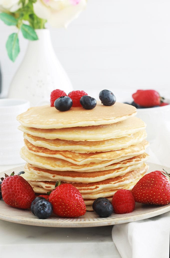 Recette de base des pancakes américains classiques (Américan pancakes). Ils sont moelleux et légers. La recette est très facile et rapide à faire, la pâte à pancakes étant sans repos. Pour varier, vous pouvez incorporer dans votre pâte des fruits, des noix, du chocolat, etc