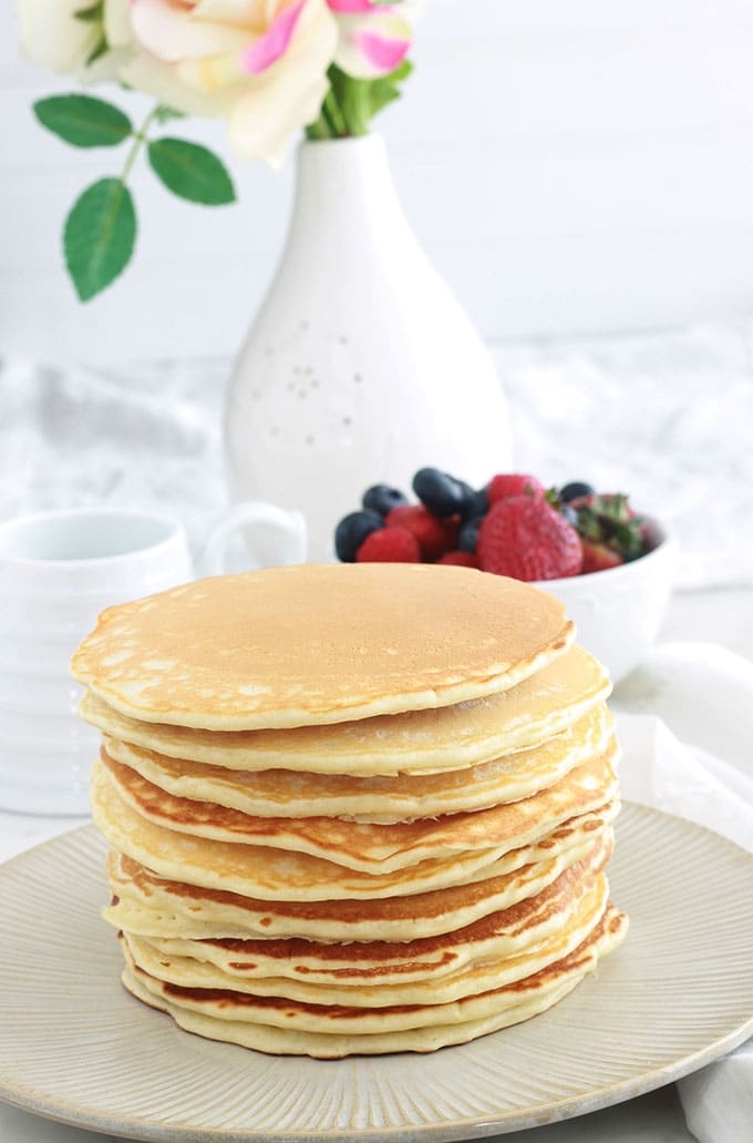 Recette de base des pancakes américains classiques (Américan pancakes). Ils sont moelleux et légers. La recette est très facile et rapide à faire, la pâte à pancakes étant sans repos. Pour varier, vous pouvez incorporer dans votre pâte des fruits, des noix, du chocolat, etc