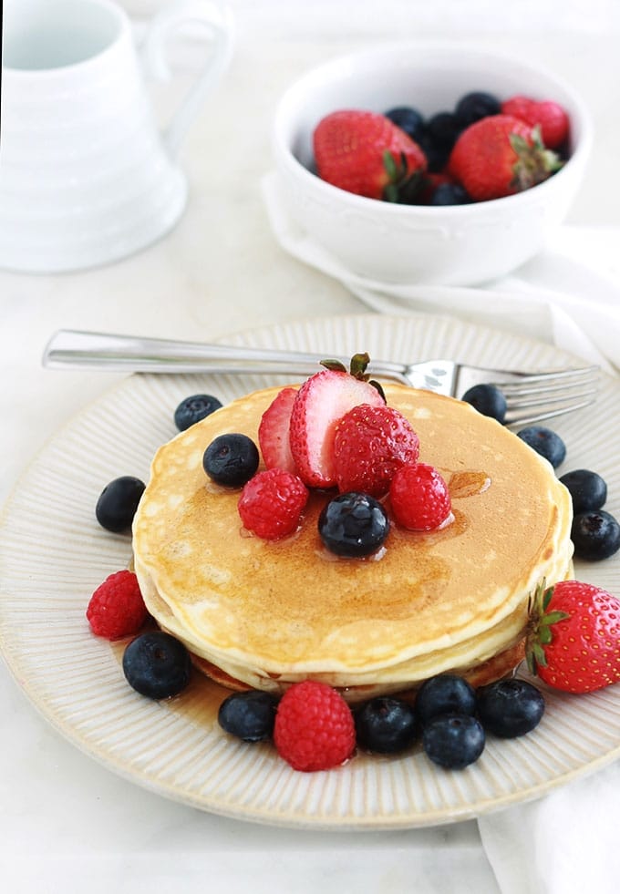 Recette de base des pancakes américains classiques (Américan pancakes). Ils sont moelleux et légers. La recette est très facile et rapide à faire, la pâte à pancakes étant sans repos. Pour varier, vous pouvez incorporer dans votre pâte des fruits, des noix, du chocolat, etc