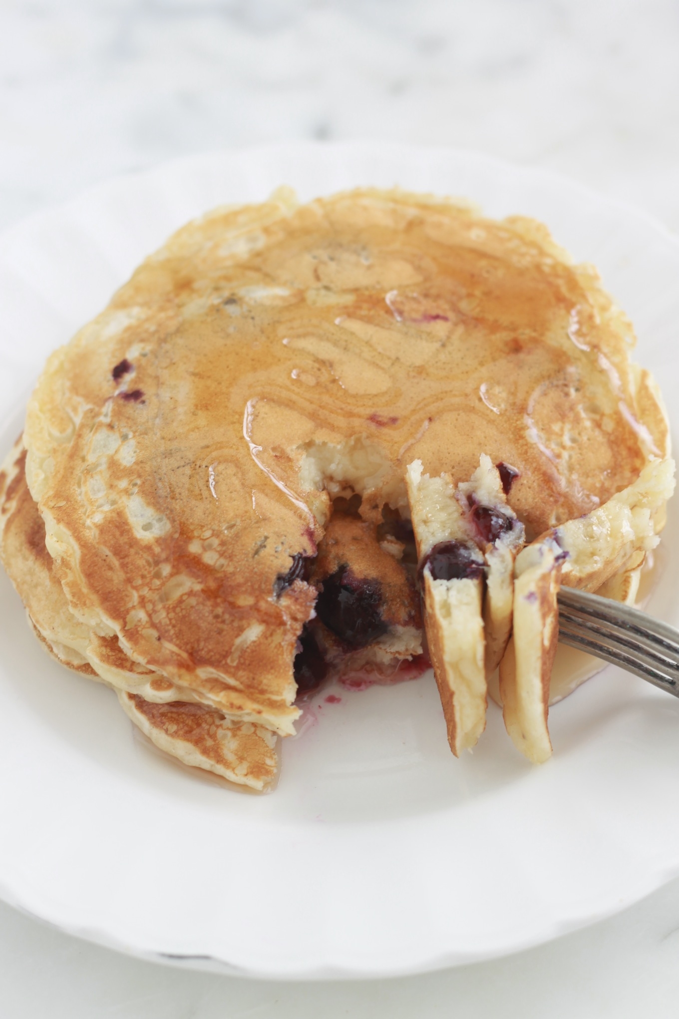 Délicieux pancakes aux myrtilles (bleuets). Très faciles et rapides à faire. Superbes pour le petit déjeuner ou le goûter. Vous pouvez utiliser des myrtilles fraîches ou surgelées./ CuisineCulinaire.com