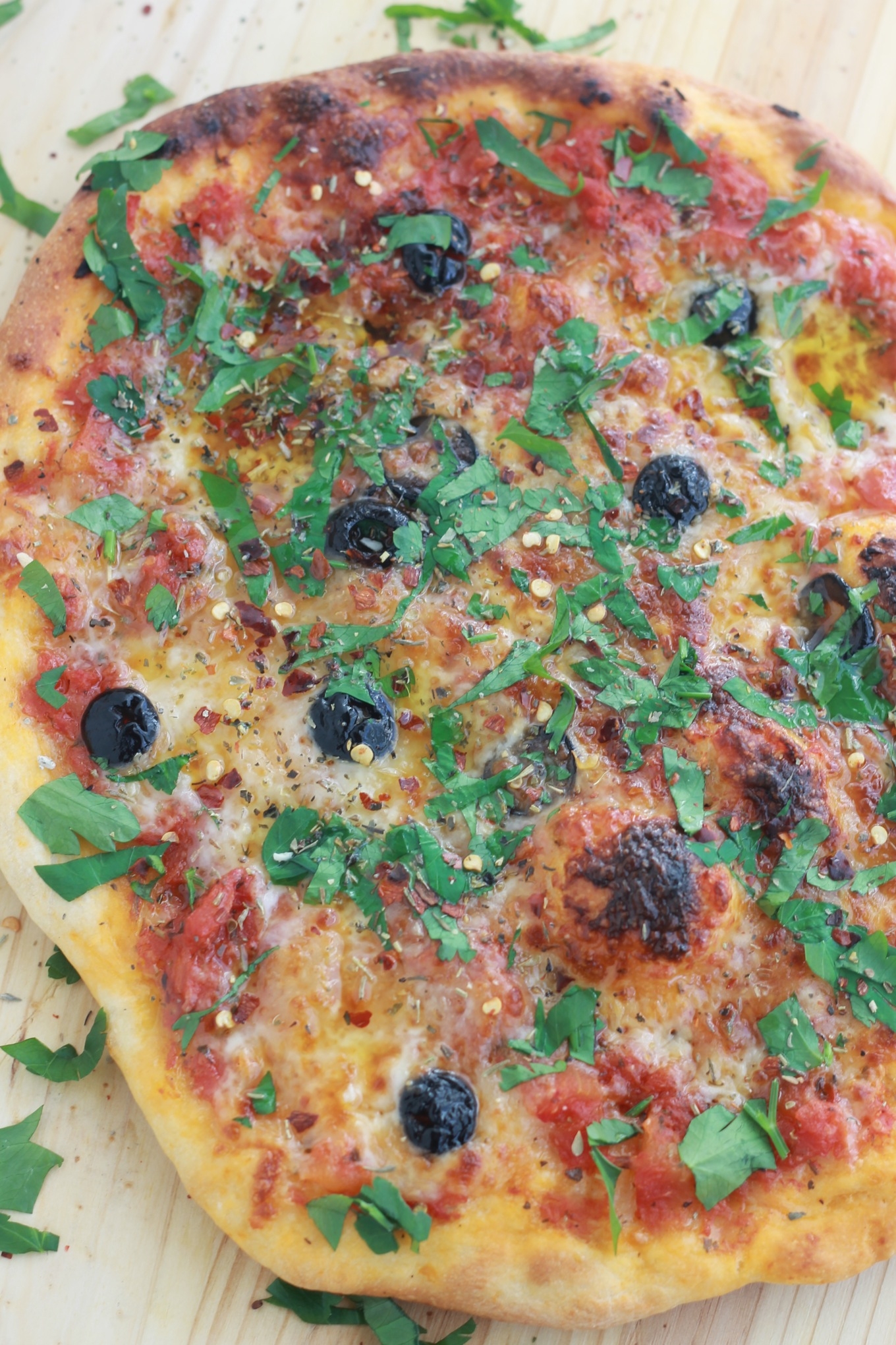 Recette de la pizza à la mozzarella et olives, délicieuse et très simple. Super rapide si vous préparez votre pâte à pizza et votre sauce tomate à l'avance.