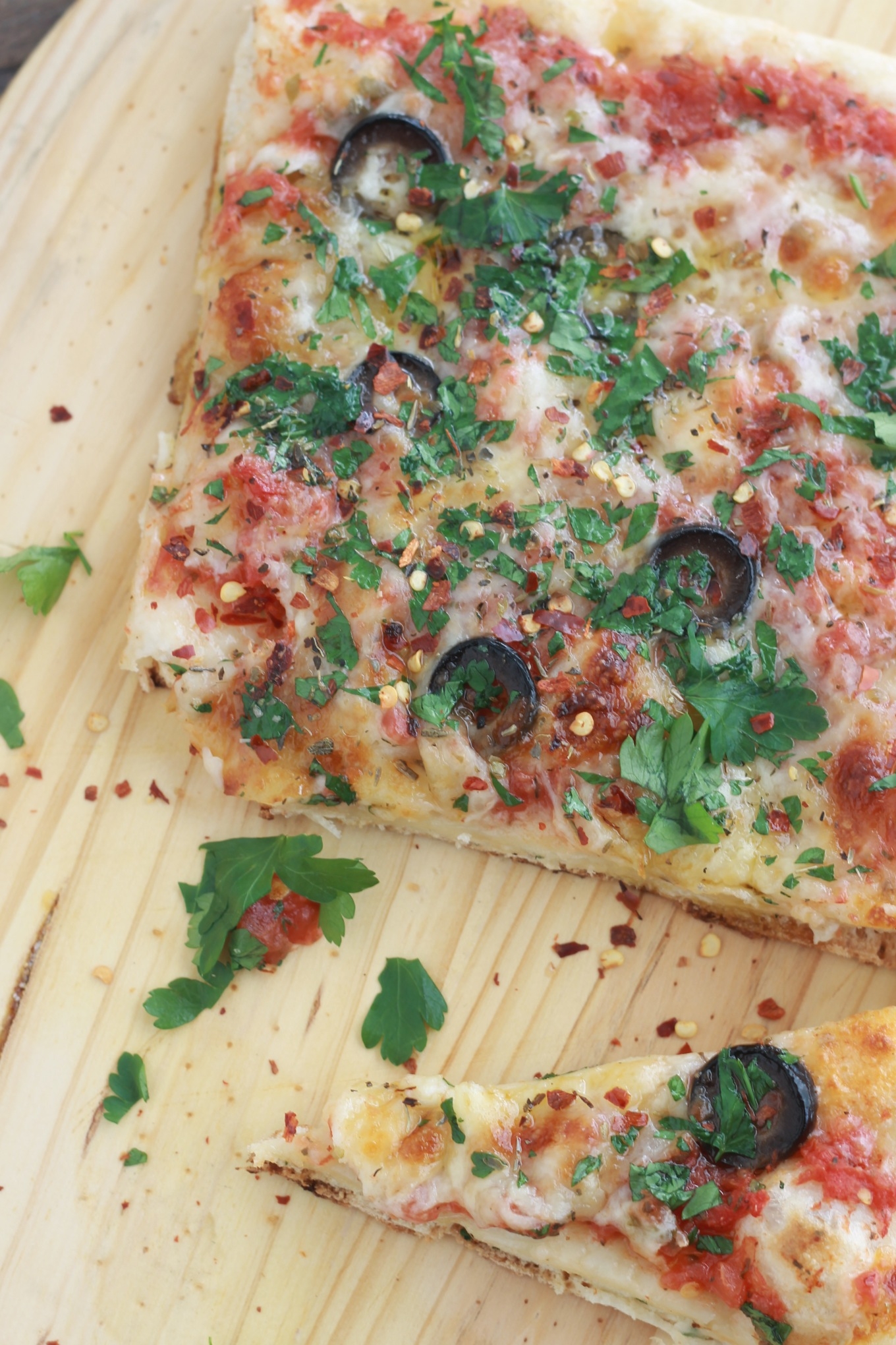 Recette de la pizza à la mozzarella et olives, délicieuse et très simple. Super rapide si vous préparez votre pâte à pizza et votre sauce tomate à l'avance.