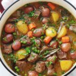 Recette de ragoût de boeuf aux légumes simple et plein de saveurs. La viande est très tendre et fondante car longuement mijotée dans une cocotte à feu doux. Un plat complet, sain et réconfortant.