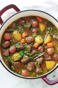 Recette de ragoût de boeuf aux légumes simple et plein de saveurs. La viande est très tendre et fondante car longuement mijotée dans une cocotte à feu doux. Un plat complet, sain et réconfortant.
