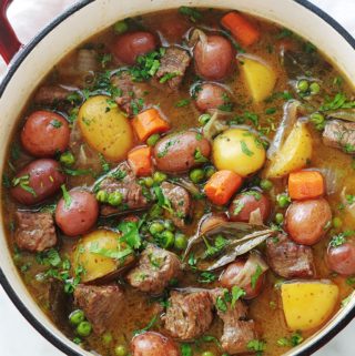 Ragoût de boeuf aux légumes - pomme de terre, carotte, petits pois ...