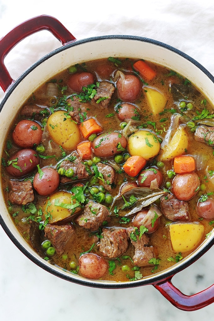 Recette de ragoût de boeuf aux légumes simple et plein de saveurs. La viande est très tendre et fondante car longuement mijotée dans une cocotte à feu doux. Un plat complet, sain et réconfortant.