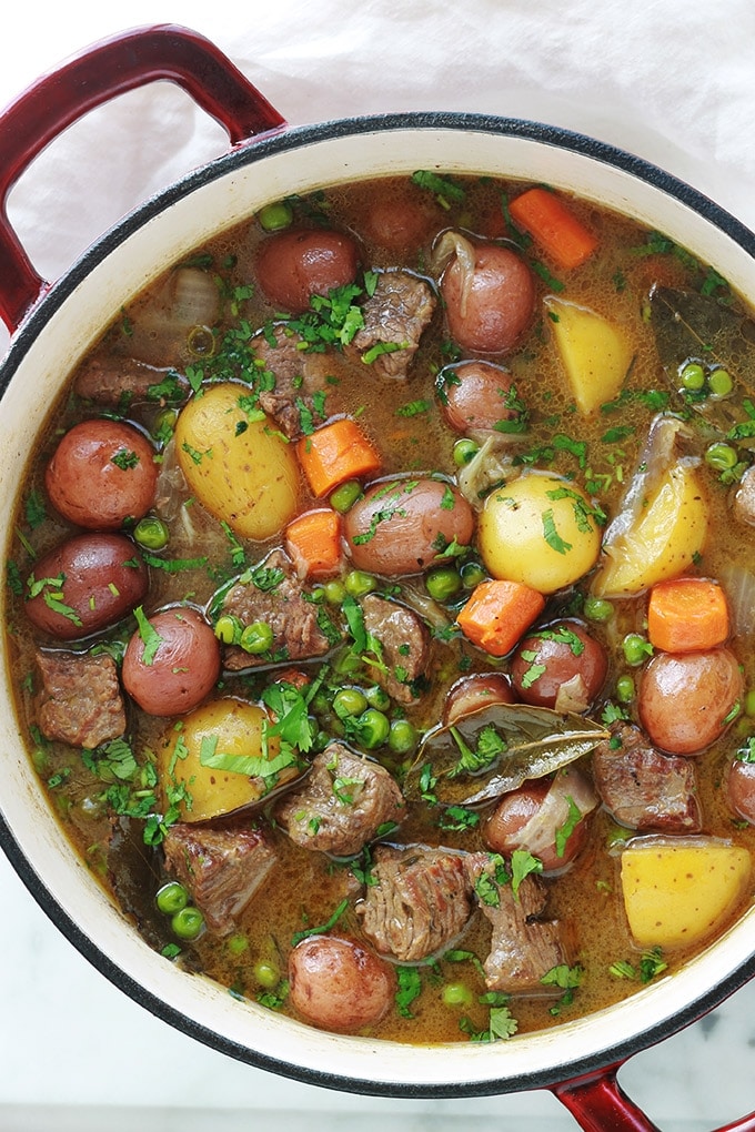 Recette de ragoût de boeuf aux légumes simple et plein de saveurs. La viande est très tendre et fondante car longuement mijotée dans une cocotte à feu doux. Un plat complet, sain et réconfortant.