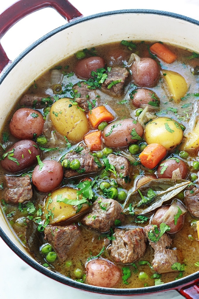 Recette de ragoût de boeuf aux légumes simple et plein de saveurs. La viande est très tendre et fondante car longuement mijotée dans une cocotte à feu doux. Un plat complet, sain et réconfortant.