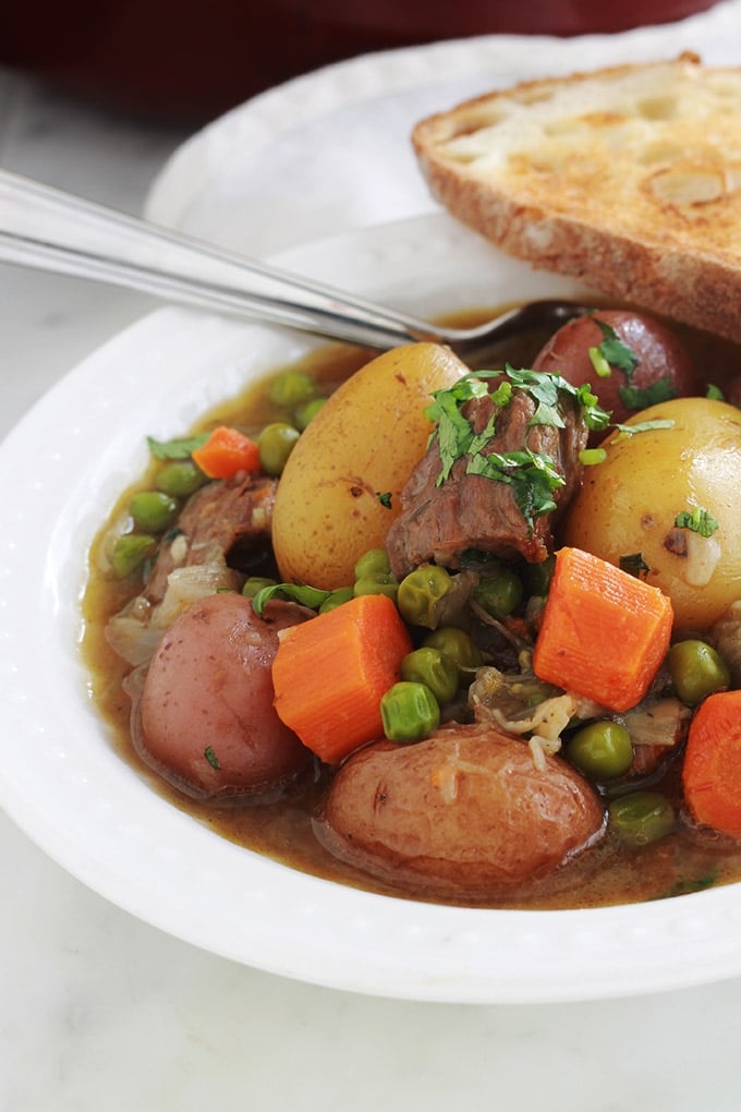 Recette de ragoût de boeuf aux légumes simple et plein de saveurs. La viande est très tendre et fondante car longuement mijotée dans une cocotte à feu doux. Un plat complet, sain et réconfortant.