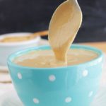 Tahini faite maison (crème de sésame) dans un bol.